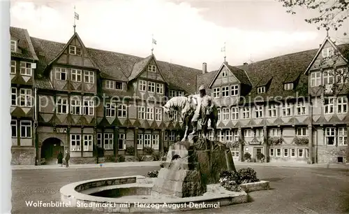 AK / Ansichtskarte 73811240 Wolfenbuettel Stadtmerkt mit Herzog August Denkmal Wolfenbuettel