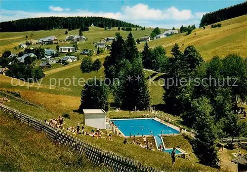 AK / Ansichtskarte 73813798 Todtnauberg Panorama mit Schwimmbad Todtnauberg