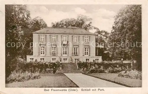 AK / Ansichtskarte 73822165 Bad_Freienwalde Schloss mit Park Bad_Freienwalde