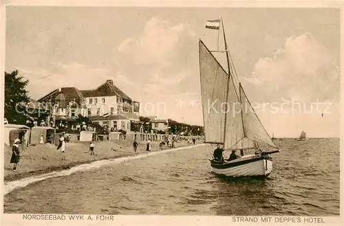 AK / Ansichtskarte 73822457 Wyk__Foehr Strand mit Deppes Hotel 