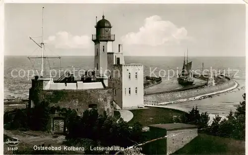 AK / Ansichtskarte 73822885 Kolberg__Ostseebad_Kolobrzeg_PL Lotsenhaus und Hafen 