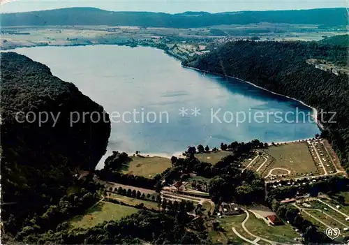 AK / Ansichtskarte Marigny_39_Jura Vue aerienne sur le Lac et le Domaine de Chalain Dans le lointain village de Marigny 