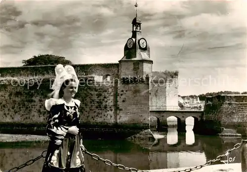 AK / Ansichtskarte Concarneau_29_Finistere Jeune fille de Concarneau devant remparts de la ville Close 