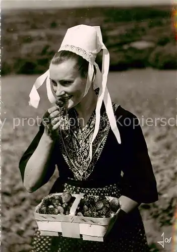 AK / Ansichtskarte Plougastel Daoulas Jeune fille en costume de Plougastel a la cueillette des fraises Plougastel Daoulas