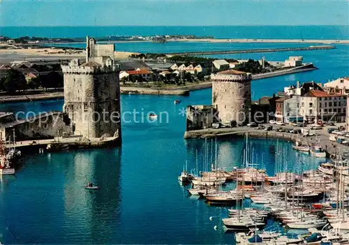 AK / Ansichtskarte La_Rochelle_17 Le Port Tour St Nicolas et Tour de la Chaine 