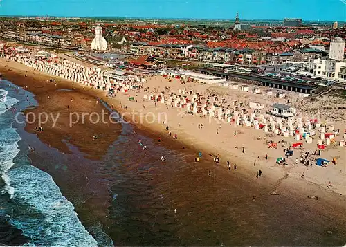 AK / Ansichtskarte Katwijk_aan_Zee_NL Strandgezicht en blik op Katwijk met Oude of St Andreaskerk Fliegeraufnahme 