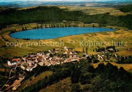 AK / Ansichtskarte 73836147 Meerfeld Panorama mit Maar Meerfeld