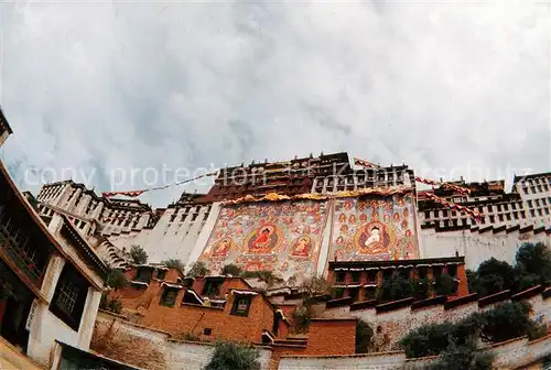 AK / Ansichtskarte 73847657 Lhasa_China Display of a giant Tangka in Potala Palace 
