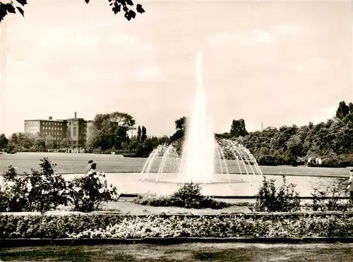 AK / Ansichtskarte 73876384 Bottrop Im Stadtgarten Springbrunnen Bottrop