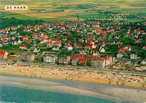 AK / Ansichtskarte 73904831 De_Haan_aan_Zee_Belgie Strand en Zeedijk Strand und Promenade