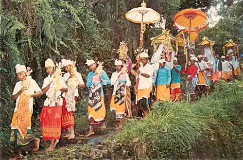 AK / Ansichtskarte 73905236 Bali__Indonesia Acquiring the holy water from one of the holy spring