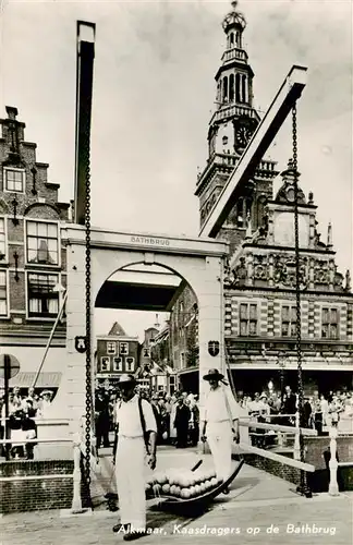 AK / Ansichtskarte 73917632 Alkmaar_NL Kaasdragers op de Bathbrug