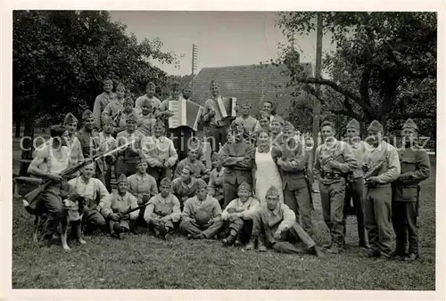 AK / Ansichtskarte 33928587 Militaria_WK1 Musikanten Harmonika Bajonett Gruppenfoto 