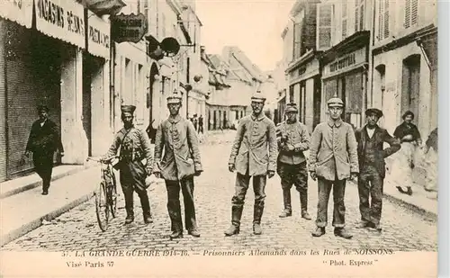 AK / Ansichtskarte  Soissons_02_Aisne Prisonniers Allemands dans les Rues de Soissons