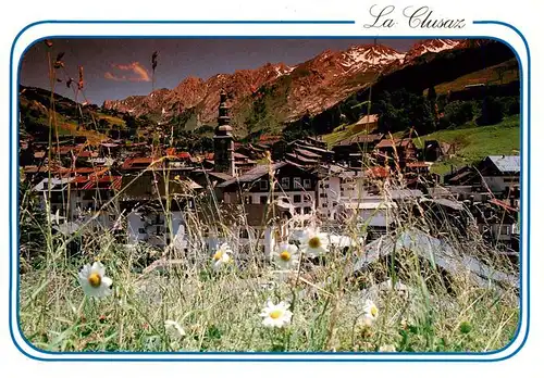 AK / Ansichtskarte  La_Clusaz_74 Echappée sur le village et la Chaîne des Aravis