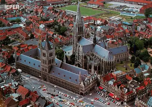 AK / Ansichtskarte 73954271 Ieper_Ypres_Ypern Marktplatz Lakenhallen St. Maarten Kathedrale