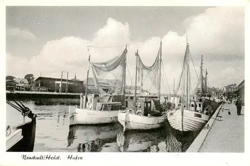 AK / Ansichtskarte 73957167 Neustadt_Holstein Hafen Fischkutter