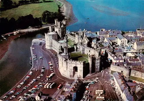 AK / Ansichtskarte 73957171 Caernarvon_Caernafon_Wales_UK Caernavon Castle Aerial view