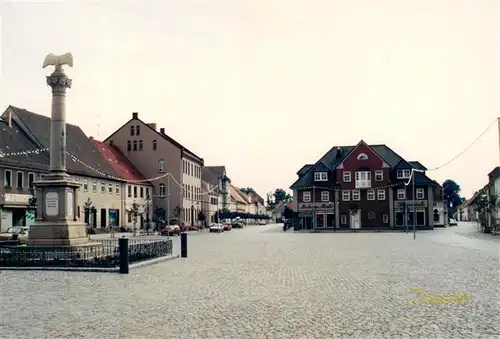 AK / Ansichtskarte 73957447 Jessen_Elster Marktplatz mit Brunnendenkmal