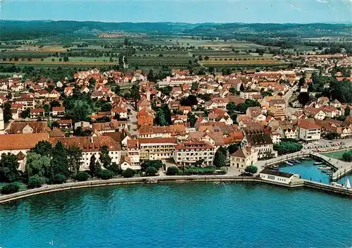 AK / Ansichtskarte 73959864 Langenargen_Bodensee Uferpromenade beim Schloss Montfort Fliegeraufnahme