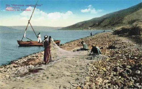 AK / Ansichtskarte 73960925 Tiberias_Israel Site Fishermen mending Nets Fischer