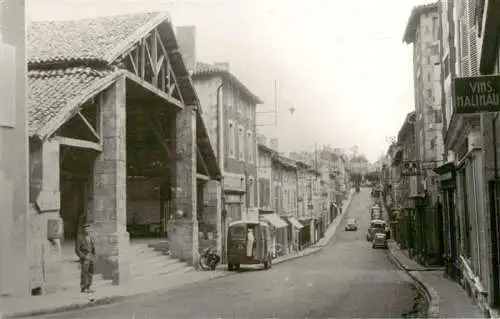 AK / Ansichtskarte  Couhe_86_Vienne La Grande Rue Les Halles