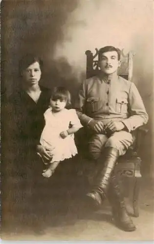 AK / Ansichtskarte 73970840 Novgorod_Nowgorod_RU Familienfoto