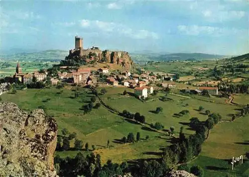 AK / Ansichtskarte  Polignac_Haute-Loire Village situe au pied d'un enorme rocher de basalte et qui porte les restes d'un magnifique chateau 