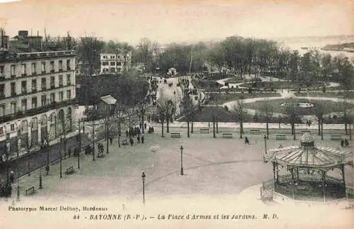 AK / Ansichtskarte  Bayonne_64_Pyrenees-Atlantiques Place d'Armes et les jardins