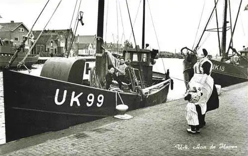 AK / Ansichtskarte 73977018 Urk_Flevoland_NL Aan de Haven