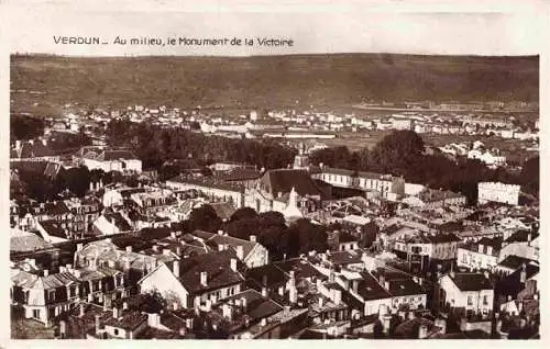 AK / Ansichtskarte  VERDUN__55_Meuse Au milieu le Monument de la Victoire