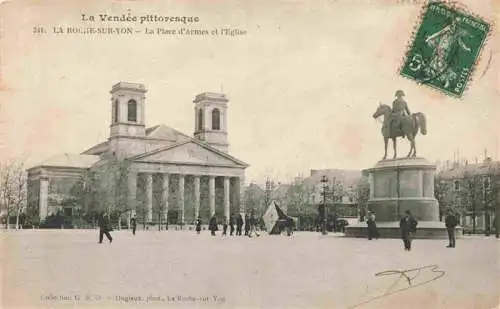 AK / Ansichtskarte  LA_ROCHE-SUR-YON_85_Vendee Place d'Armes et l'église Monument