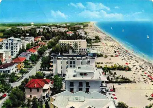 AK / Ansichtskarte 73986184 Lido_di_Jesolo_IT Alberghi e spiaggia veduta aerea