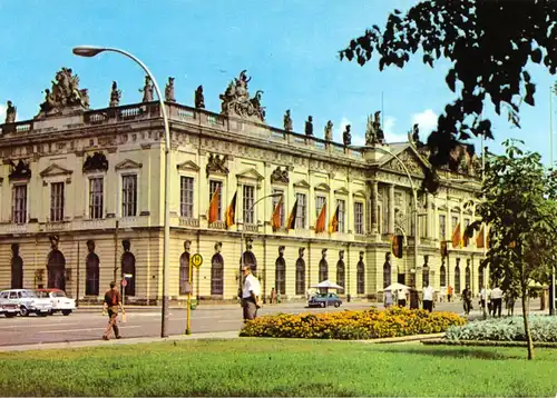 AK, Berlin Mitte, Unter den Linden, Museum f. Deutsche Geschichte, beflaggt 1970