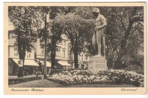 AK, Neumünster Holstein, Straßenpartie mit Ehrenmal, um 1940