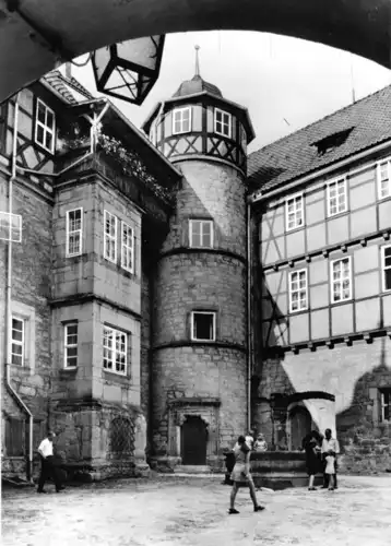 AK, Schleusingen, Schloß Bertholdsburg, Schloßhof, belebt, 1978