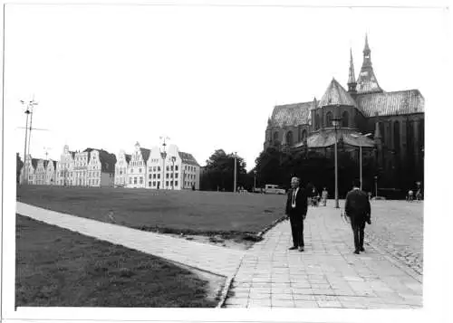 Foto im AK-Format, Rostock, Areal um die Marienkirche, Version 1, um 1965