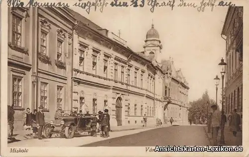 Miskolc Straßenansicht mit Kirche und Auto