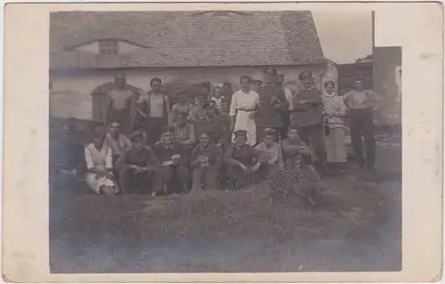  Gruppenaufnahme: Soldaten mit ihren Frauen 1917