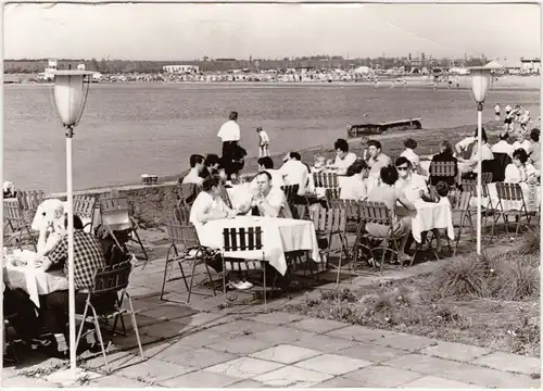 Foto Ansichtskarte Barleben Am Barleber See, Tische mit Gästen 1976