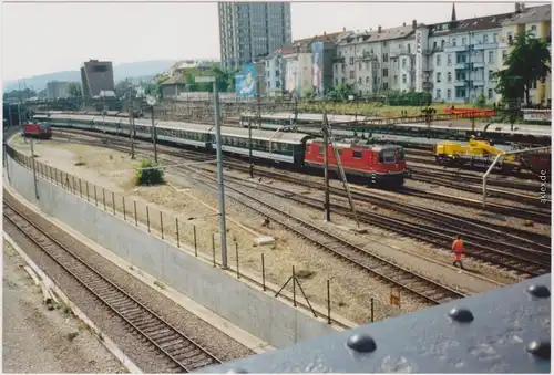 Basel Blick auf E-Lok mit Personen-Waggon Foto 1990