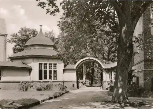 Rheinsberg (Mark) Blick auf das Eingangstor des Diät-Sanatorium "Hohenelse" 1973