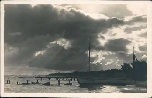 Ansichtskarte Kühlungsborn Morgenstimmung am Strand, Segelboot 1955