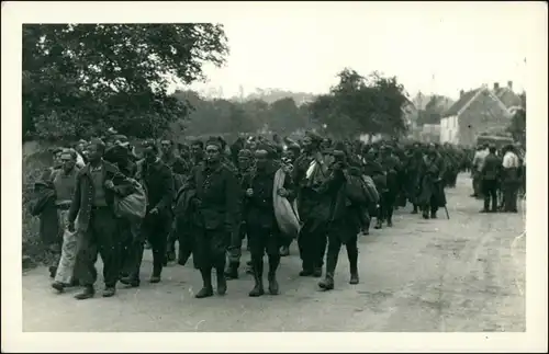 Ansichtskarte  Soldaten auf der Flucht Dorfstrasse 2.WK 1945 