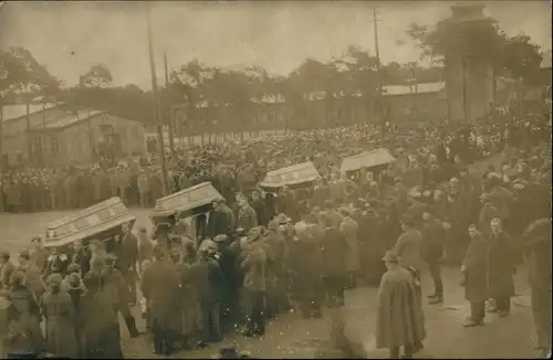 Foto  Trauerfeier Kaserne - Särge WK1 Privatfoto 1917 Privatfoto 