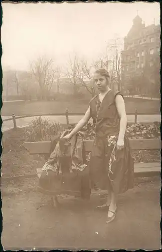 Foto  Frau mit Hund auf Parkbank 1930 Privatfoto