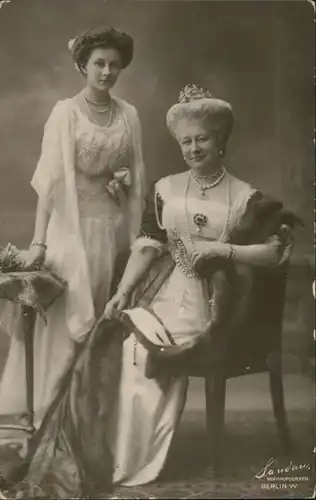 Adels Frauen für Foto posierend, Wohlfahrts-Postkarte (Berlin, Steglitz) 1920