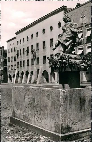 Ansichtskarte Mühldorf am Inn Rathaus Partie mit Brunnen Anlage 1960