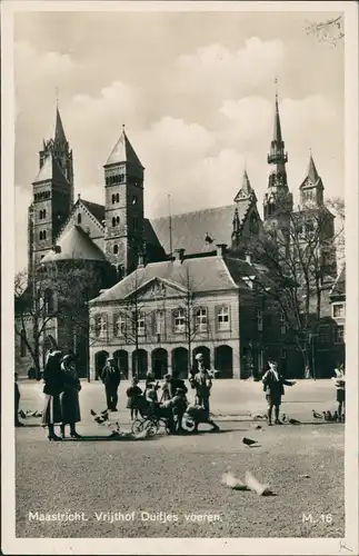 Maastricht Mestreech Stadtteilansicht Vrijthof Kirche Personen 1930