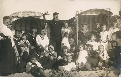 Ansichtskarte Kiel Matrosen Wk1 und Familien am Strand Strandkörbe 1918